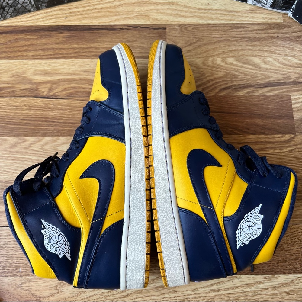 2012 AirJordan 1 Mid Michigan sneakers 554724-707 - Picture 7 of 13